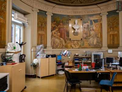 Purtroppo per� la stanza � completamente occupata da cattedre, sedie, materiale di cancelleria, fogli, calendari, macchinette del caff�, armadi, cassette di sicurezza, cartoni, libri e mappamondo